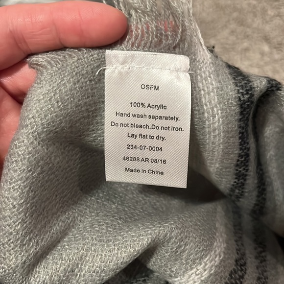 Gray and black plaid scarf - Picture 4 of 4